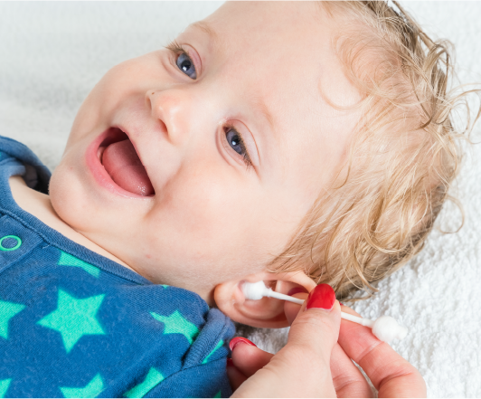 È sicuro pulire le orecchie dei bambini coi bastoncini di cotone?